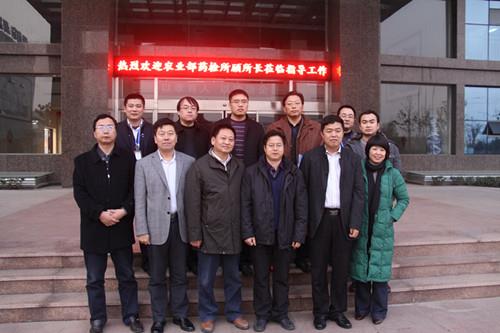 國(guó)家農(nóng)業(yè)部藥檢所副所長(zhǎng)顧寶根、山東省藥檢所所長(zhǎng)楊理健來(lái)公司指導(dǎo)工作