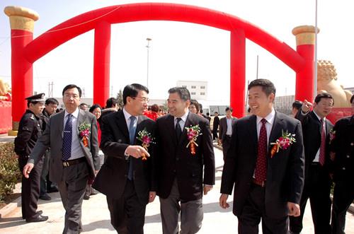 青島市委常委、市委秘書長(zhǎng)王魯明，青島市人大副主任、工商聯(lián)主席徐航來(lái)公司視察工作