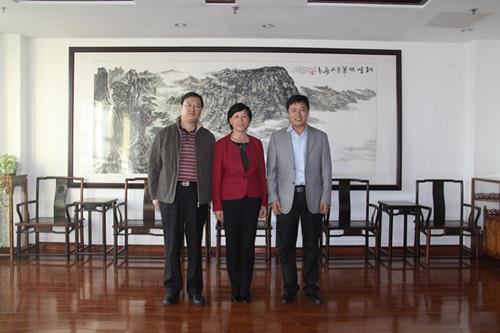 萊西市委書記劉圣珍(中)來(lái)公司視察工作