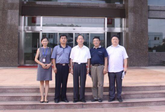 黨旗飄揚促發(fā)展