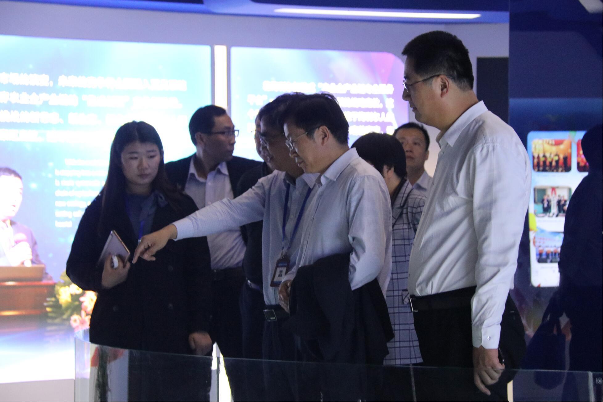 省工業(yè)運(yùn)行指揮部調(diào)研組孔慶成副廳長一行到集團(tuán)調(diào)研