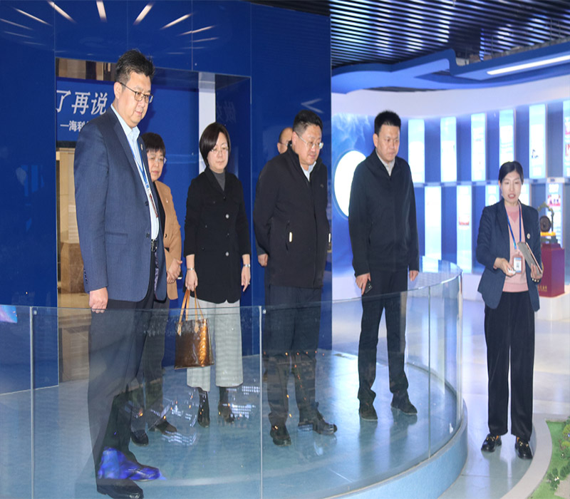 青島市民營(yíng)經(jīng)濟(jì)發(fā)展局郭局長(zhǎng)一行來(lái)集團(tuán)調(diào)研指導(dǎo)